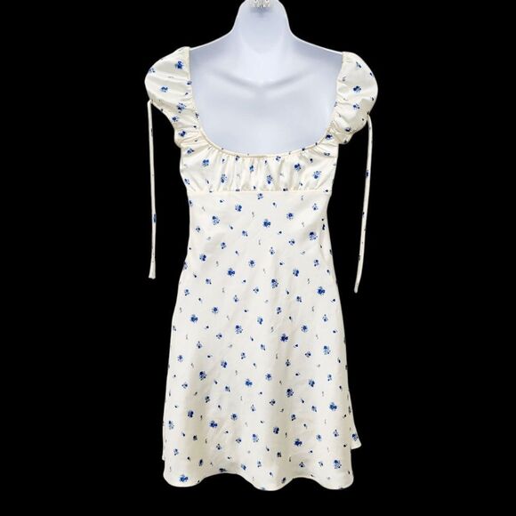2/$20 Zara Cream Colour Blue Floral Pattern Top Blouse Size: XS - Picture 2 of 8